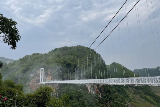 Cầu kính kỷ lục ở Mộc Châu đón 15.000 lượt khách